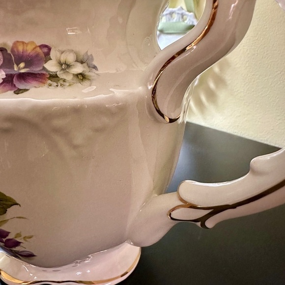 VINTAGE, CROWN DORSET, WHITE TEAPOT WITH PURPLE PANSIES & GOLD TRIM. - Picture 11 of 16